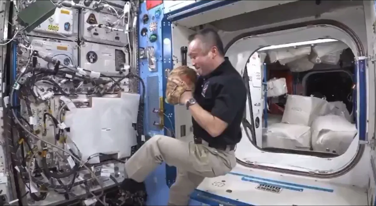 Japonų Astronautas Koichi Wakata Demonstruoja Unikalų Būdą žaisti Beisbolą Vienam
