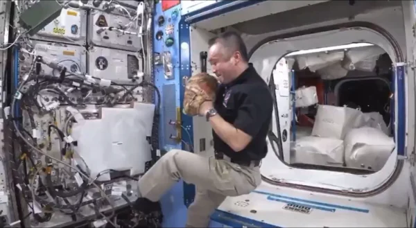 Japonų Astronautas Koichi Wakata Demonstruoja Unikalų Būdą žaisti Beisbolą Vienam