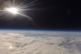 4039 Įspūdingas Saulėtekis Virš Mūsų Planetos