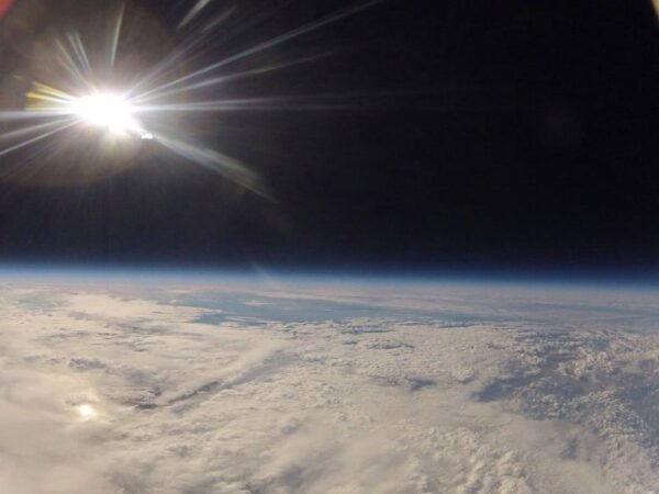4039 Įspūdingas Saulėtekis Virš Mūsų Planetos