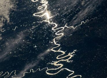 4047 Saulės šviesos žaismas Pietų Amerikos Upėje Iš Tarptautinės 