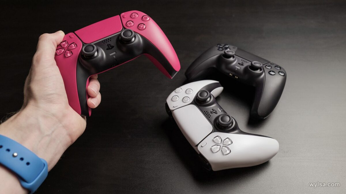 Sony pristato patentą DualSense valdikliui su saulės baterijomis