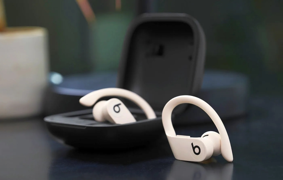 Apple Pristato Naujas Powerbeats Fit Ausines