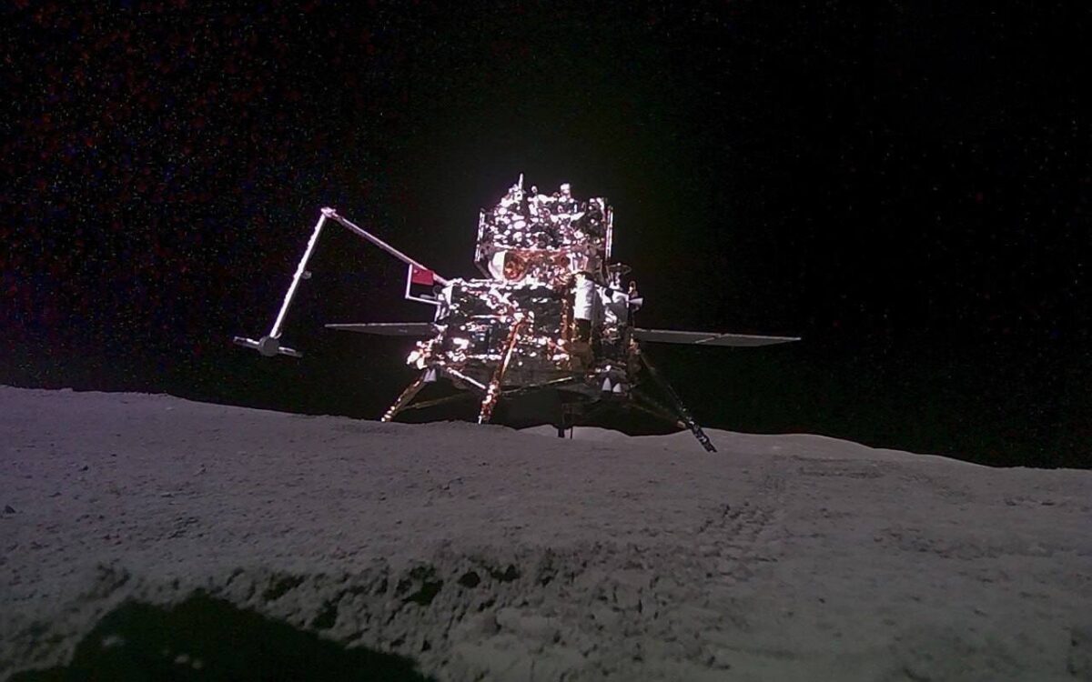 Tolimoji Mėnulio pusė beveik be vandens