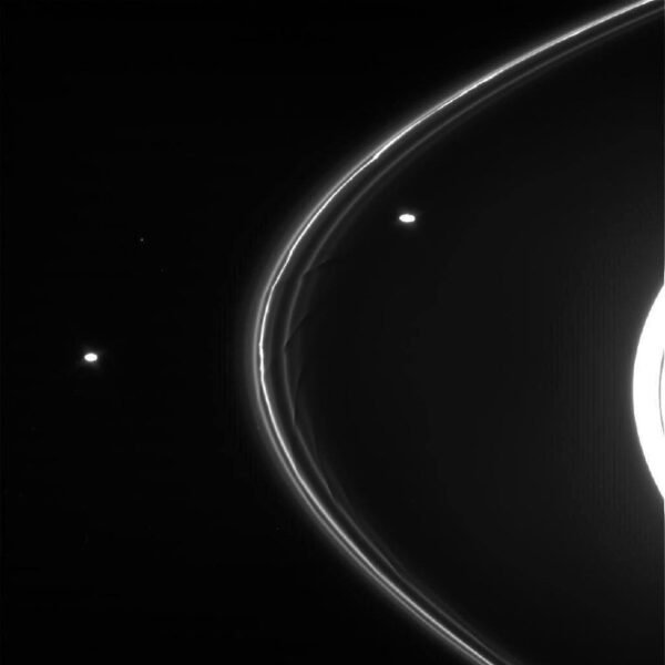 4063 Saturno F žiedas Ir Jo Paslaptingi Ypatumai