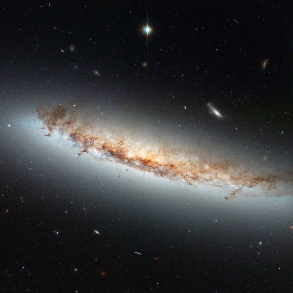 Galaktika NGC 4402 ir jos išskirtinės savybės