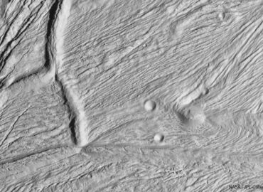 4171 Saturno Palydovo Encelado Ledo Paviršius Ir Po Juo Slypintis