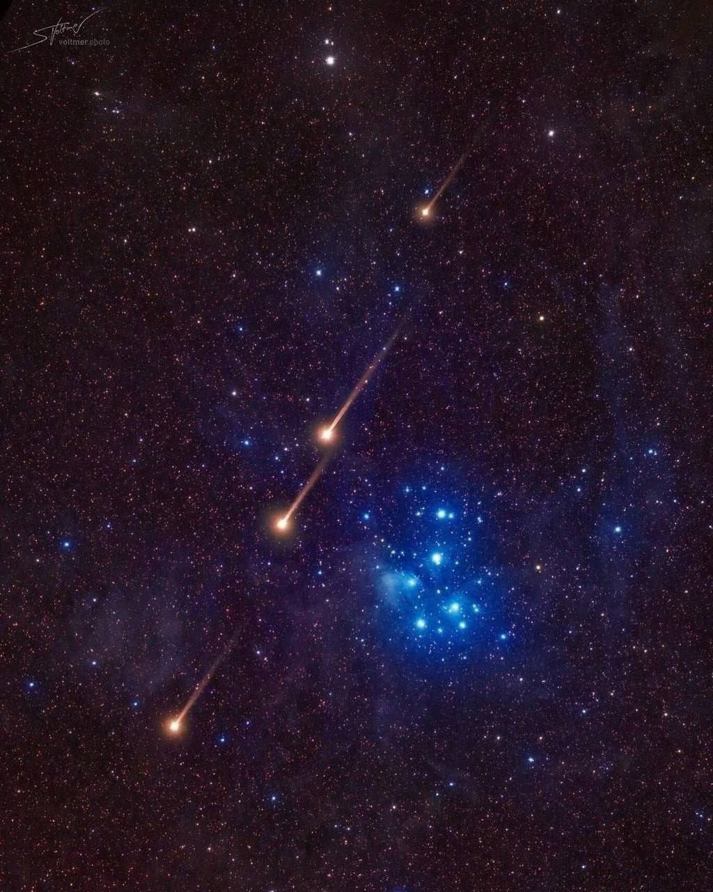 4210 Merkurijaus Natrio Uodega šalia Plejadų