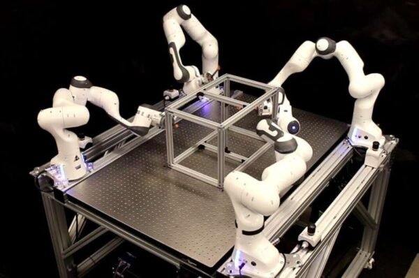 RoboBallet: pramoninių robotų šokis harmonijos link
