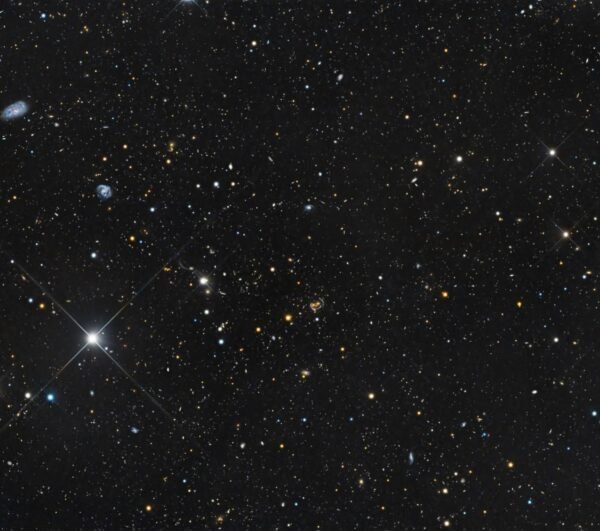 4318 Kosminis šypsenėlis Galaktikų Spiečius Ir Gravitacinės Lęši