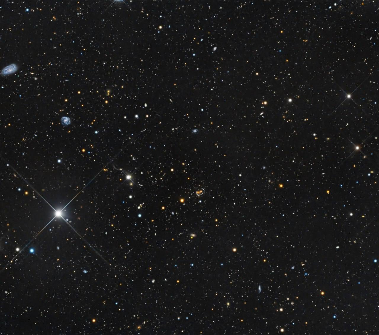 4318 Kosminis šypsenėlis Galaktikų Spiečius Ir Gravitacinės Lęši