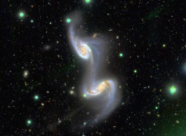 4330 Žvaigždžių Tiltas Sujungia Dvi Galaktikas