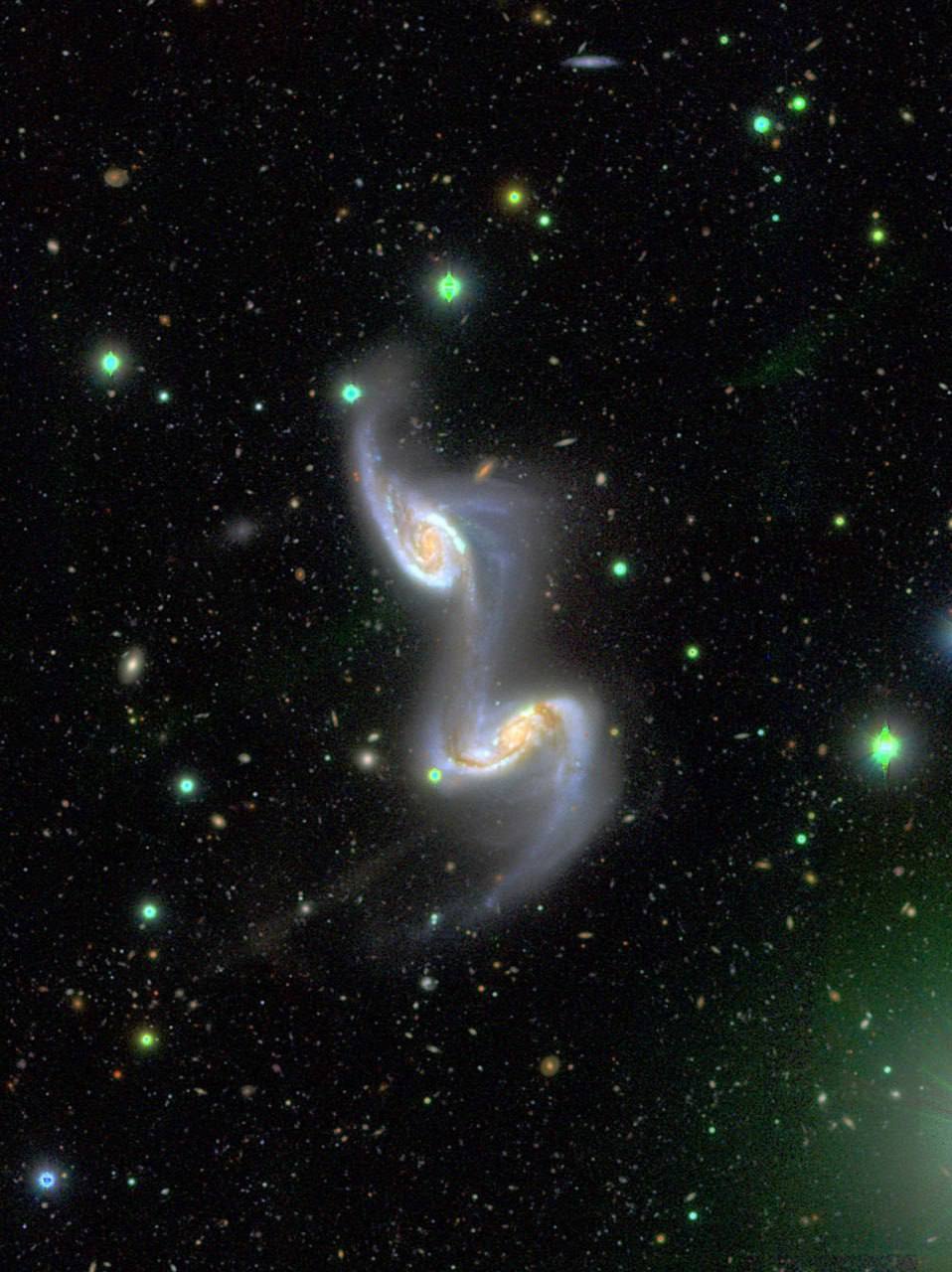 4330 Žvaigždžių Tiltas Sujungia Dvi Galaktikas