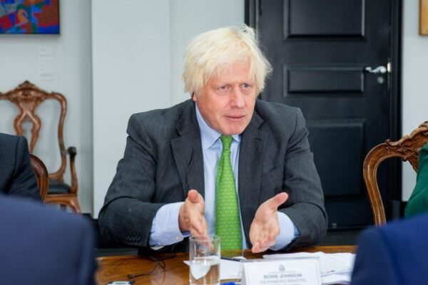 Boris Johnsonas pasitelkė ChatGPT knygų rašymui