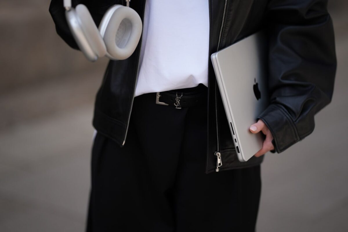 5717 Apple Pristatys Pirmuosius Macbook Pro Su Lietimui Jautriais