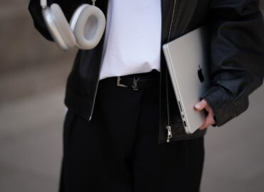 5717 Apple Pristatys Pirmuosius Macbook Pro Su Lietimui Jautriais