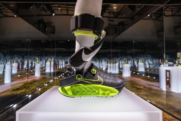 Nike pristato elektrinius sportinius batus Amplify