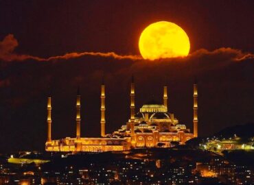 10163 Pilnaties švytėjimas Virš Čamlidžos Mečetės Stambule
