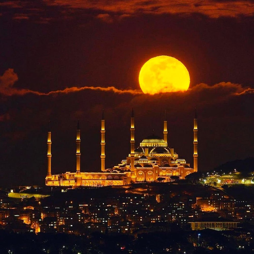 10163 Pilnaties švytėjimas Virš Čamlidžos Mečetės Stambule
