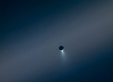 10175 Neįtikėtinas Encelado Vaizdas Atskleidžia Aktyvų Geizerį