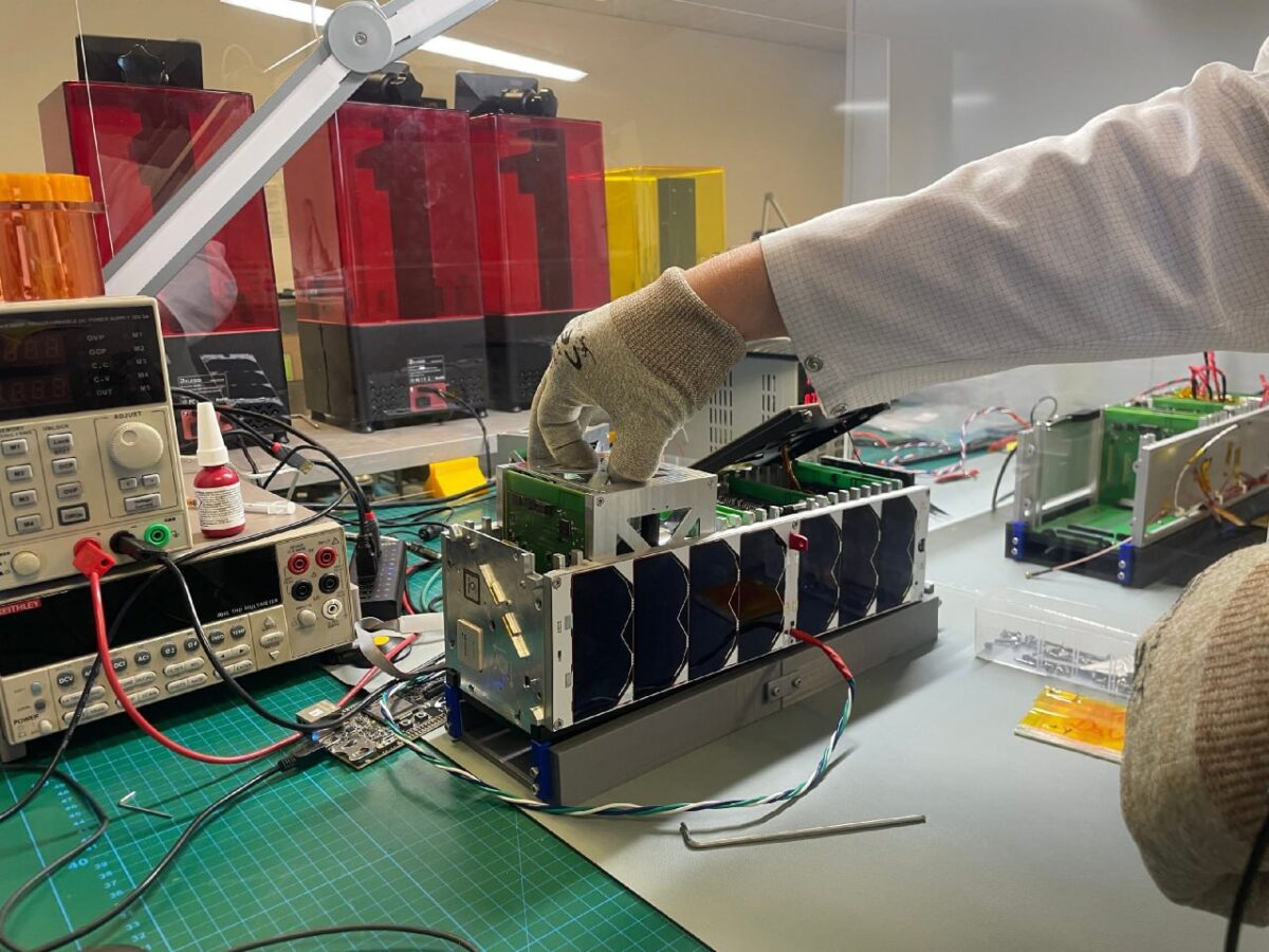 10607 Dirbtinis Intelektas Keičia Palydovų Orientavimo Valdymą Kos