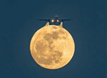 1609 Įspūdingas Vaizdas Dangumi Lėktuvui Prasilenkiant Su Mėnuliu