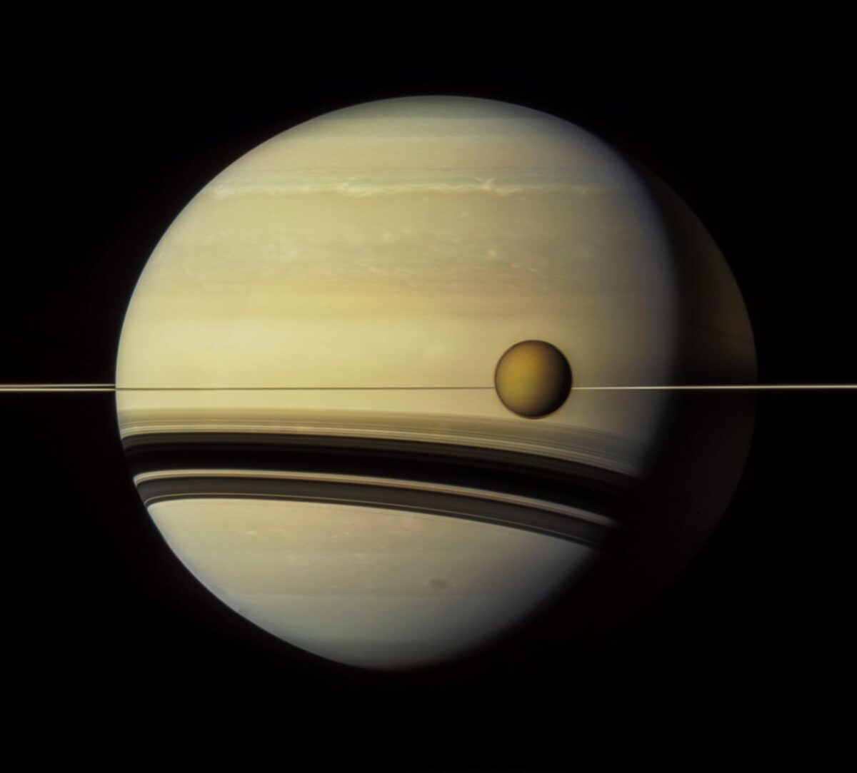 Saturnas ir jo didžiausias palydovas Titanas Cassini zondo objektyve