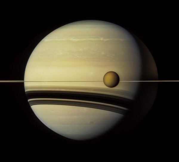 1645 Saturnas Ir Jo Didžiausias Palydovas Titanas Cassini Zondo O