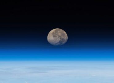 1683 Žemės Grožis Kontrasto Fone Su Mėnuliu Ir Kosmosu