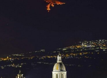 2954 Etna Išsiveržimas Suteikia Fenikso Iliuziją Sicilijos Danguj