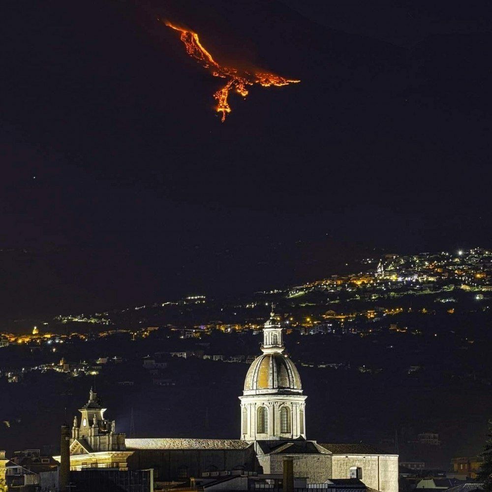 2954 Etna Išsiveržimas Suteikia Fenikso Iliuziją Sicilijos Danguj
