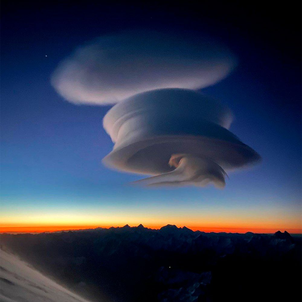 2956 Neįprastas Lęšinės Formos Debesis Virš Elbruso Kalno