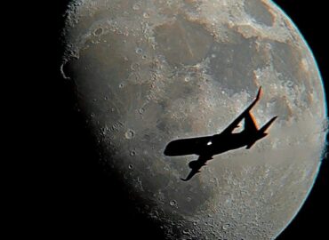 2957 Astronomas Mėgėjas Užfiksavo įspūdingą Lėktuvo Ir Mėnulio Nu