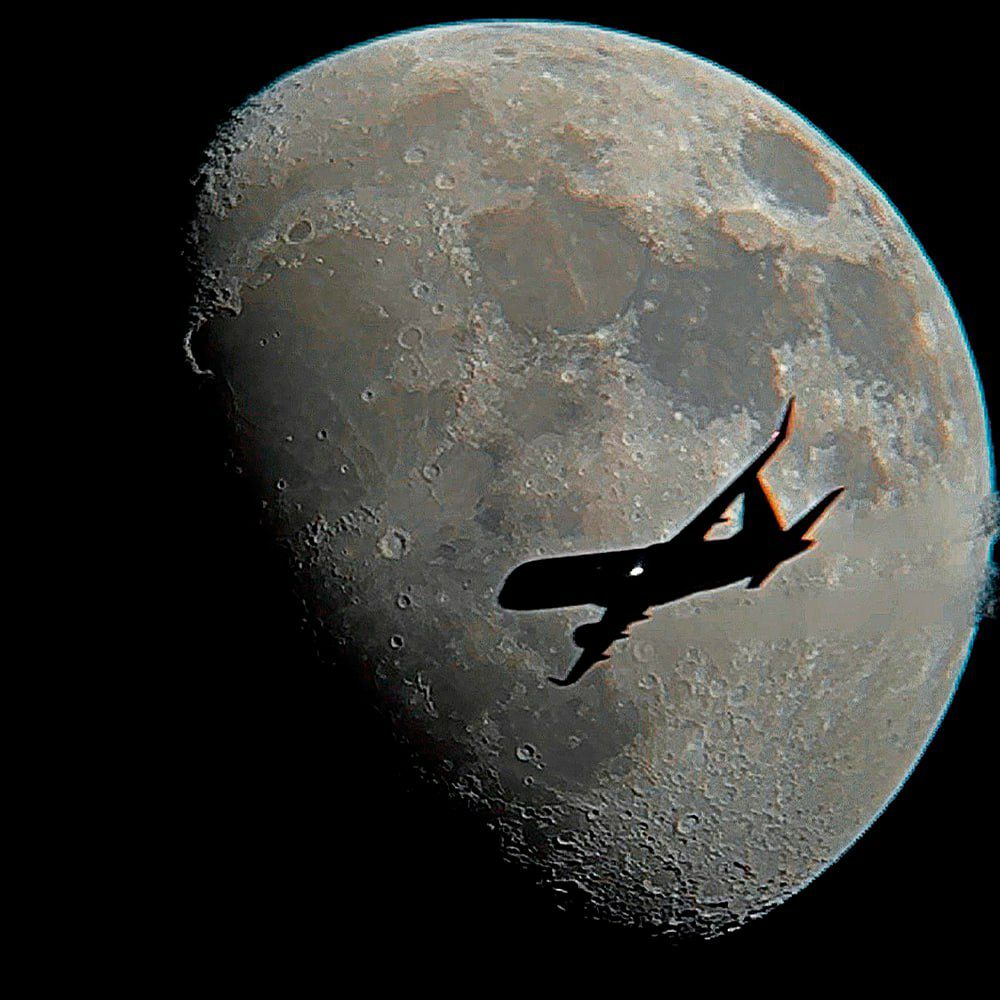 2957 Astronomas Mėgėjas Užfiksavo įspūdingą Lėktuvo Ir Mėnulio Nu