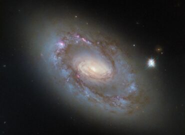 2958 Ngc 4102 Galaktika Su Aktyviu Branduoliu Ir Supermasyvia Juo