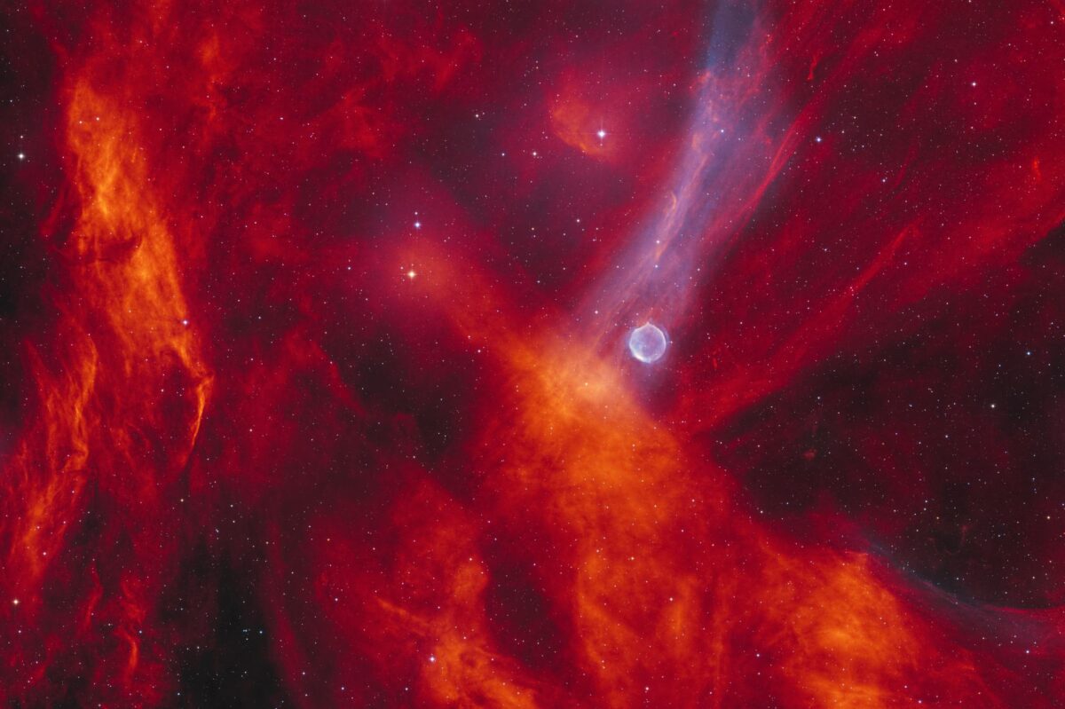 Planetinė ūkas PN G086.1+5.4: kosminis grožis Gulbės žvaigždyne