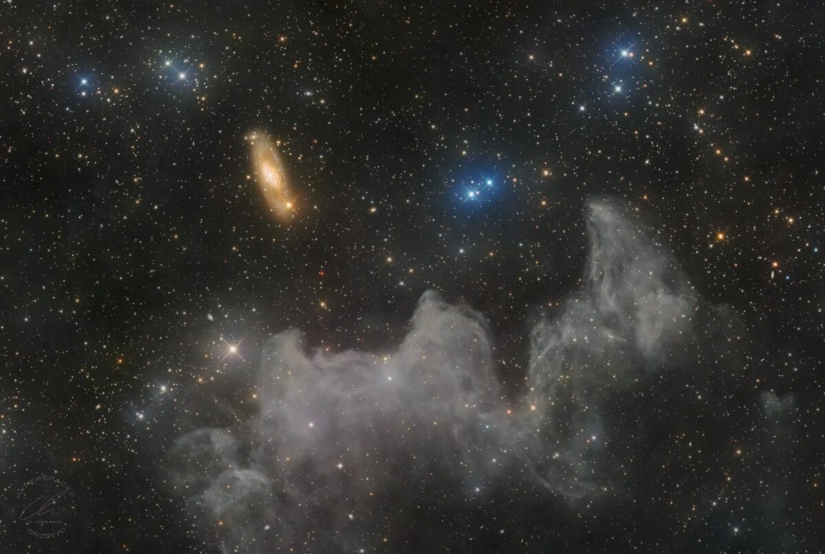 Galaktika NGC 7013 ir keisti debesys mūsų Paukščių Take
