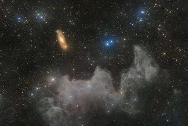 3004 Galaktika Ngc 7013 Ir Keisti Debesys Mūsų Paukščių Take