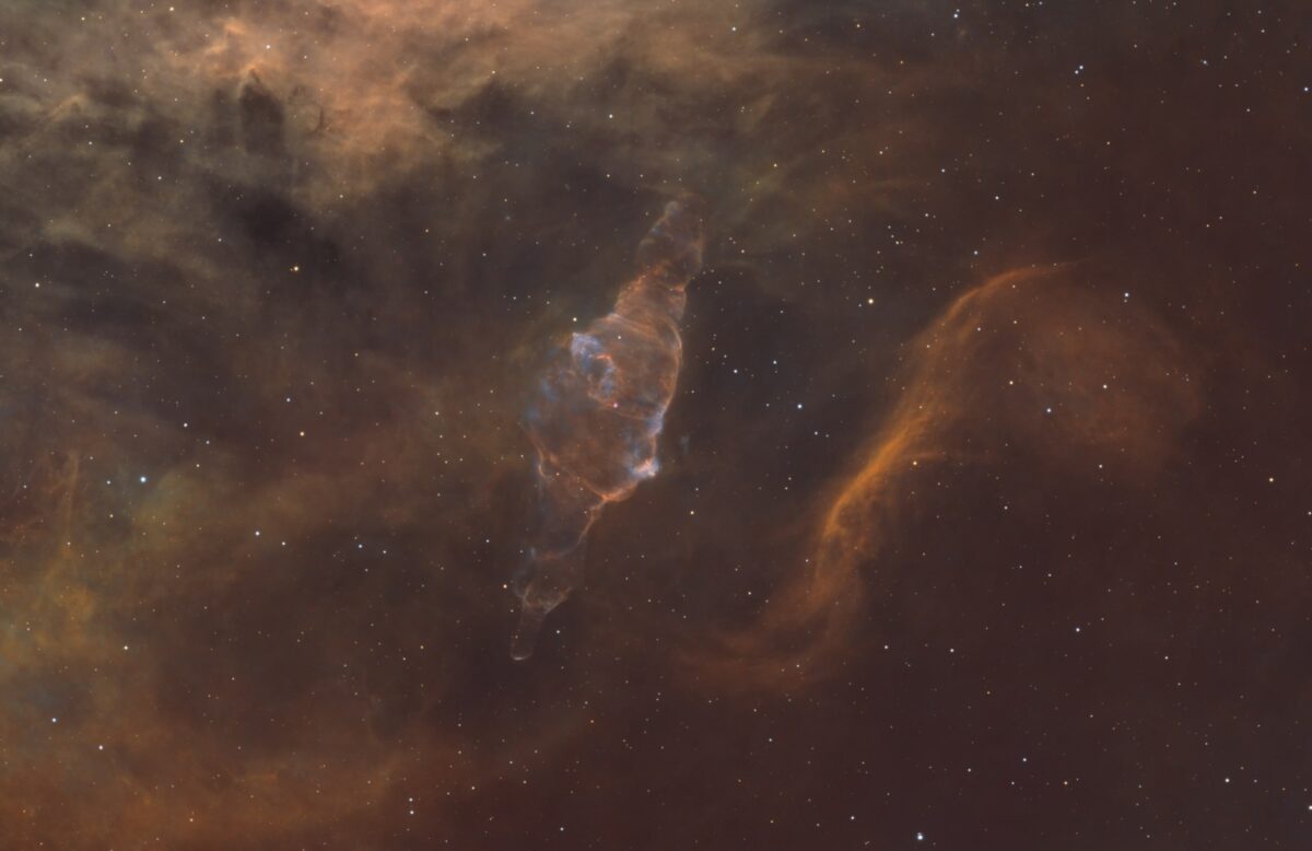 Neįprasta planetinė ūkas KjPn 8 Kasiopejos žvaigždyne