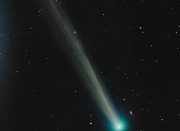 4488 Nauja Ryški Kometa C2025 R2 Swan Danguje