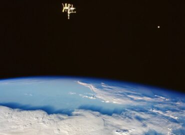 4543 Žemės Ir Jos Palydovų Vaizdas Iš Discovery šatlo 1998 Meta