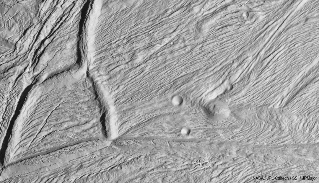 4546 Encelado Ledynų Paviršius Ir Paslėptas Vandenynas