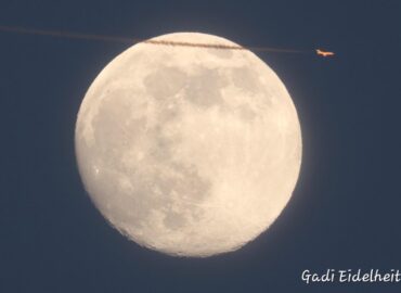 10221 Nepaprastas Mėnulio Nuotraukos Ir Lėktuvo Susidūrimas