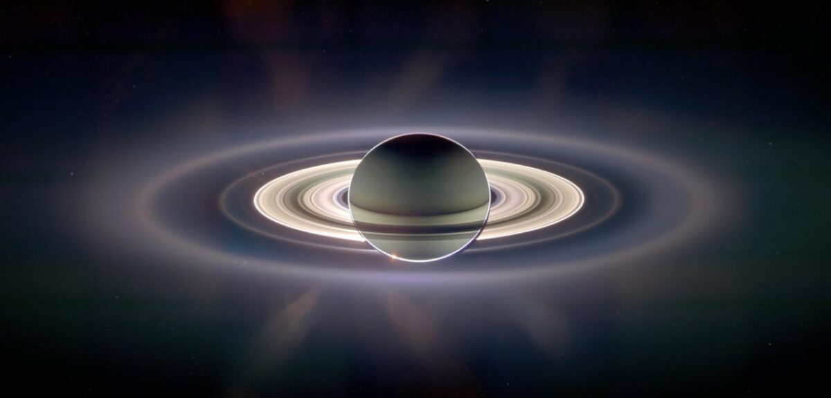 Įspūdinga Saturno iš tamsos užfiksuota Cassini nuotrauka