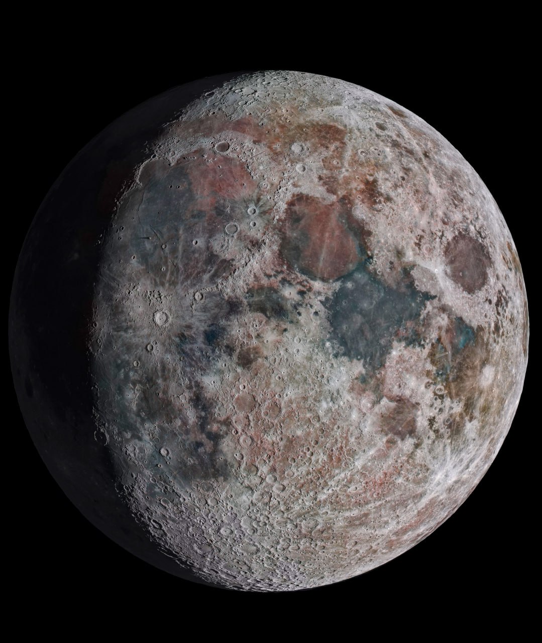 10261 Mėnulio Paviršius Atskleidžia Paslaptingas Spalvas