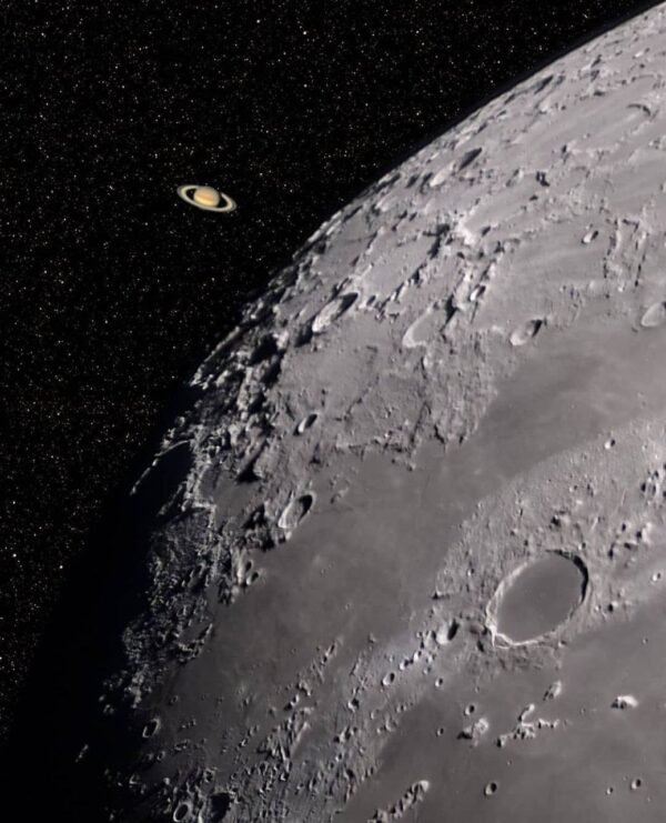 10290 Įspūdingas Saturno Ir Mėnulio Vaizdas