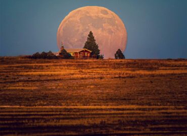 10291 Šaltasis Mėnulis Pakyla Virš Namo Mažame Miestelyje Naujojoj
