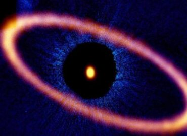 15607 Žvaigždė Fomalgautas Ir Kosminis Akies Fenomenas