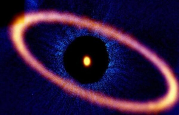 15607 Žvaigždė Fomalgautas Ir Kosminis Akies Fenomenas