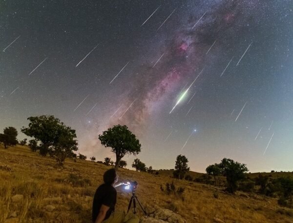15619 Meteoritai Mėlynojo Kelio Fone Irane